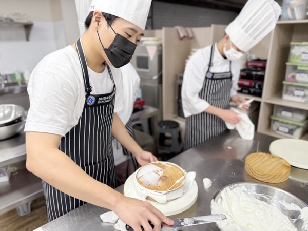 서울제과요리커피학원에서 남학생들이 케잌 실습을 하고 있다.